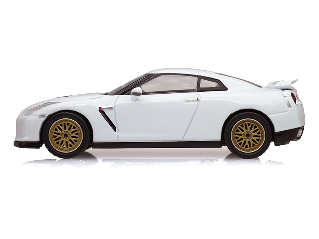 2007 Nissan GT-R (R35) Pearl White with Gold Wheels 'Tokyo Torque' Series 10 1/64 Diecast Model Car by Greenlight