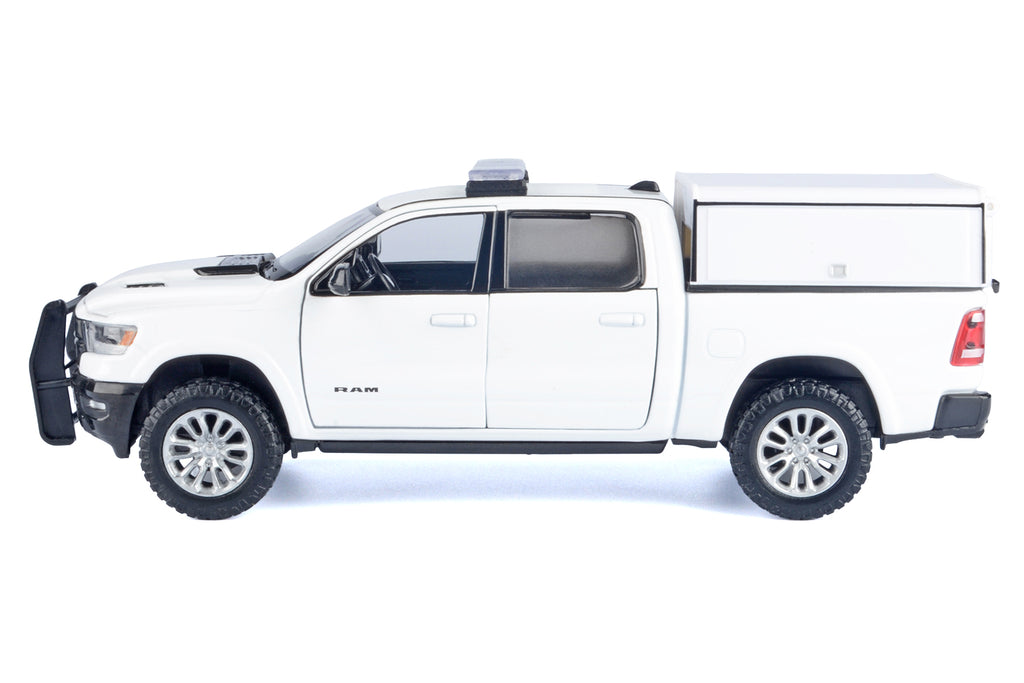 2019 RAM 1500 Laramie Crew Cab Pickup Truck with Truck Bed Camper White 'Custom Builder's Kit' Series 1/24-1/27 Diecast Model Car by Motormax