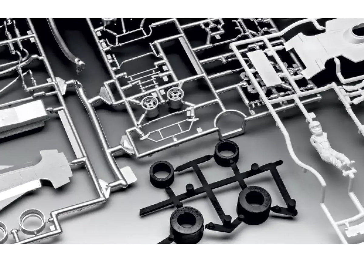 Level 5 Model Kit Surtees TS16/03 All-Included Kit 1/32 Scale Model by Revell