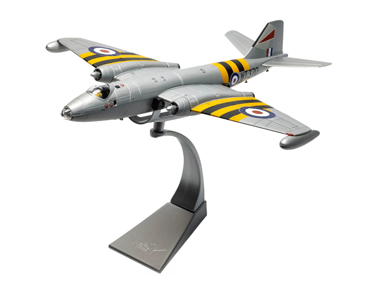 English Electric Canberra B.6 Aircraft 'WT370 Wg. Cdr. Paul Mallorie No.139 Squadron Operation Musketeer' (1956) Royal Air Force 'The Aviation Archive' Series 1/72 Diecast Model Car by Corgi