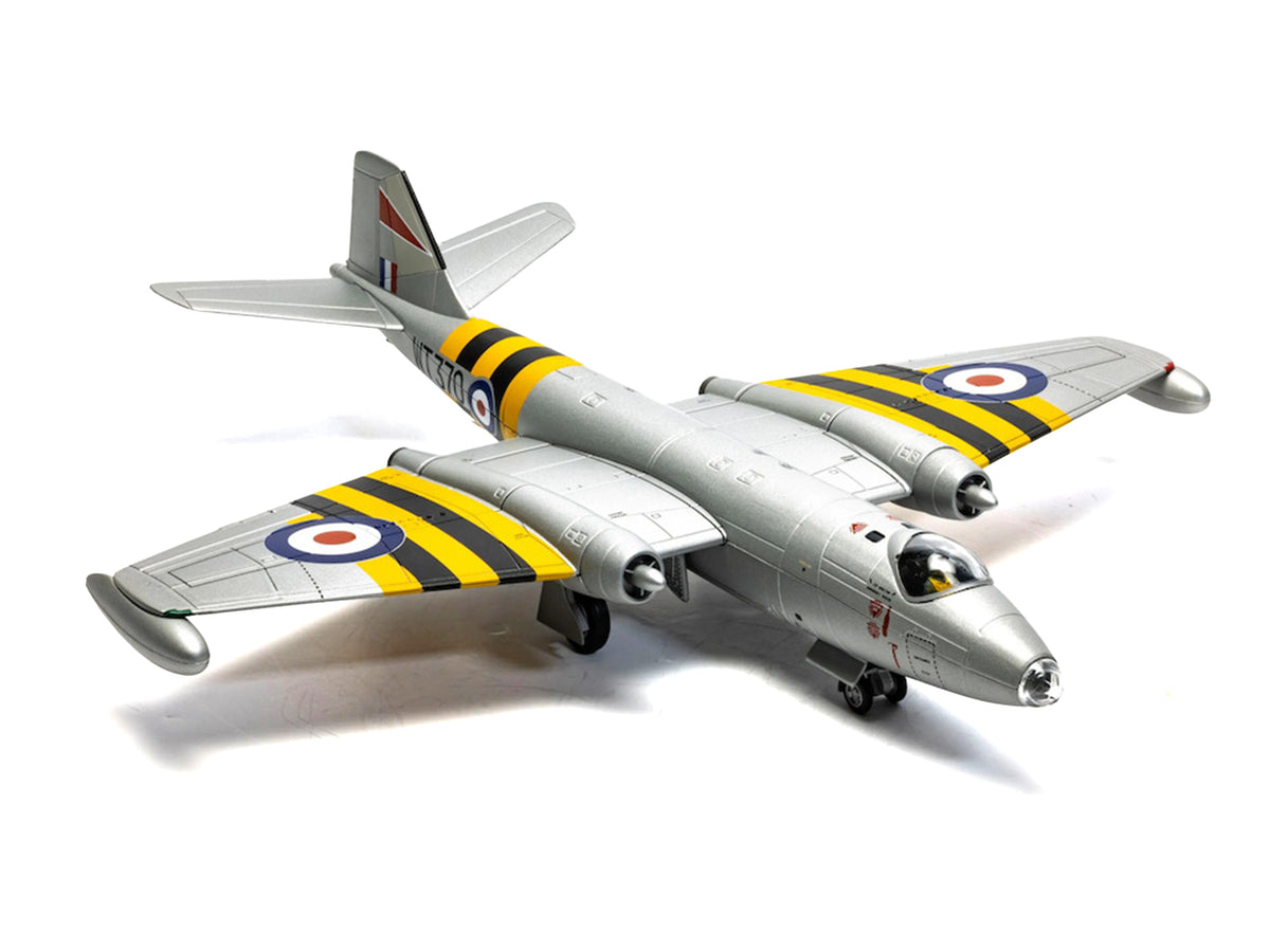 English Electric Canberra B.6 Aircraft 'WT370 Wg. Cdr. Paul Mallorie No.139 Squadron Operation Musketeer' (1956) Royal Air Force 'The Aviation Archive' Series 1/72 Diecast Model Car by Corgi