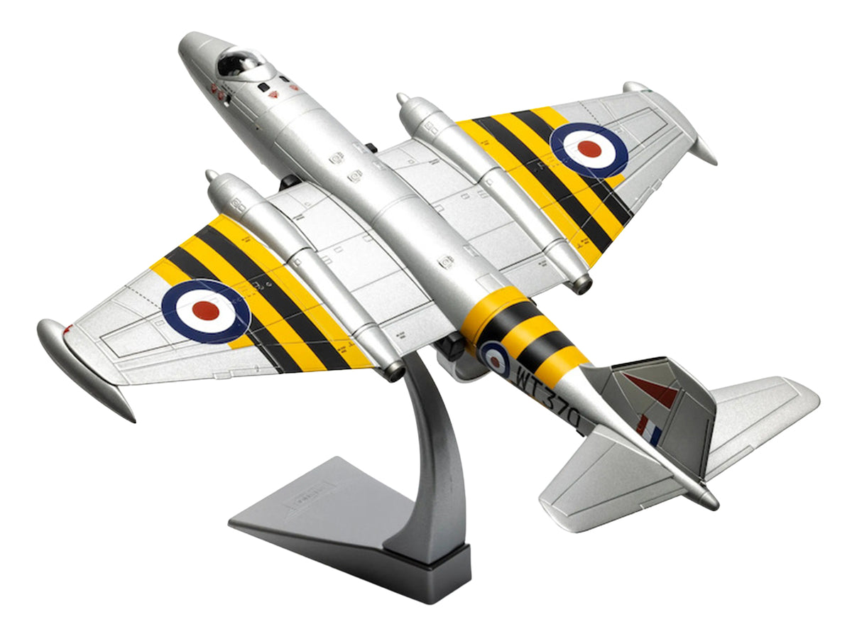 English Electric Canberra B.6 Aircraft 'WT370 Wg. Cdr. Paul Mallorie No.139 Squadron Operation Musketeer' (1956) Royal Air Force 'The Aviation Archive' Series 1/72 Diecast Model Car by Corgi