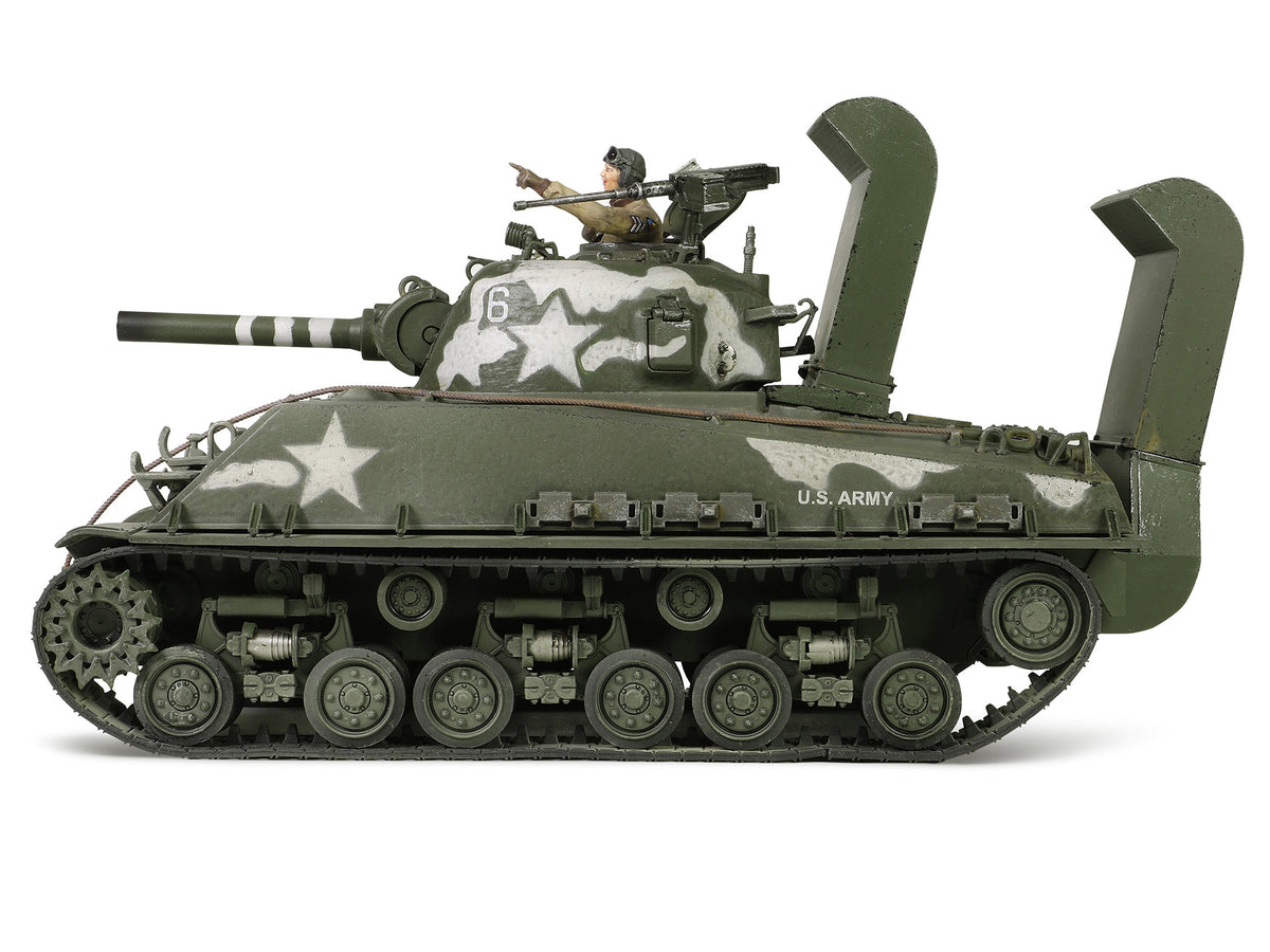 Sherman M4 (105) Howitzer Medium Tank 'US Army 711th Tank Battalion Okinawa' (1945) 'Engine Plus' Series 1/32 Diecast Model by Metal Proud