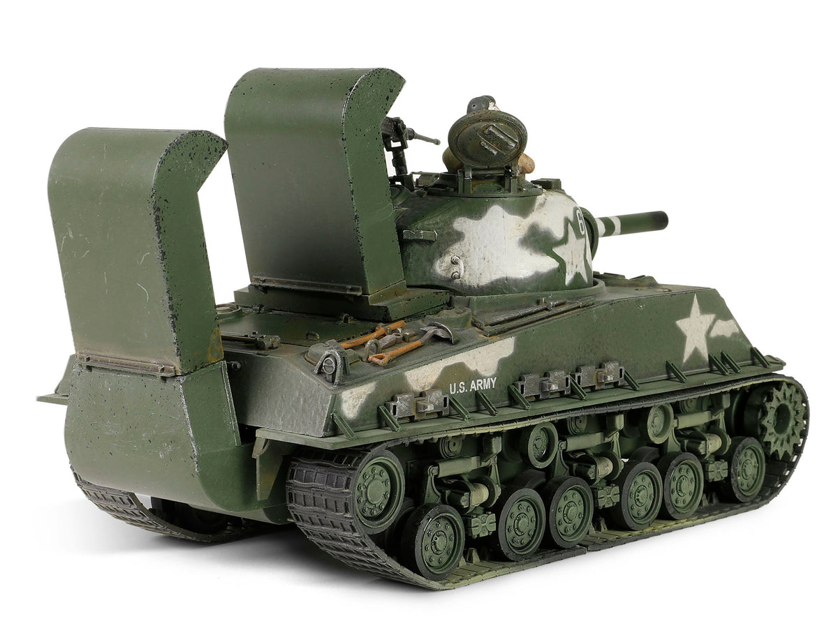 Sherman M4 (105) Howitzer Medium Tank 'US Army 711th Tank Battalion Okinawa' (1945) 'Engine Plus' Series 1/32 Diecast Model by Metal Proud