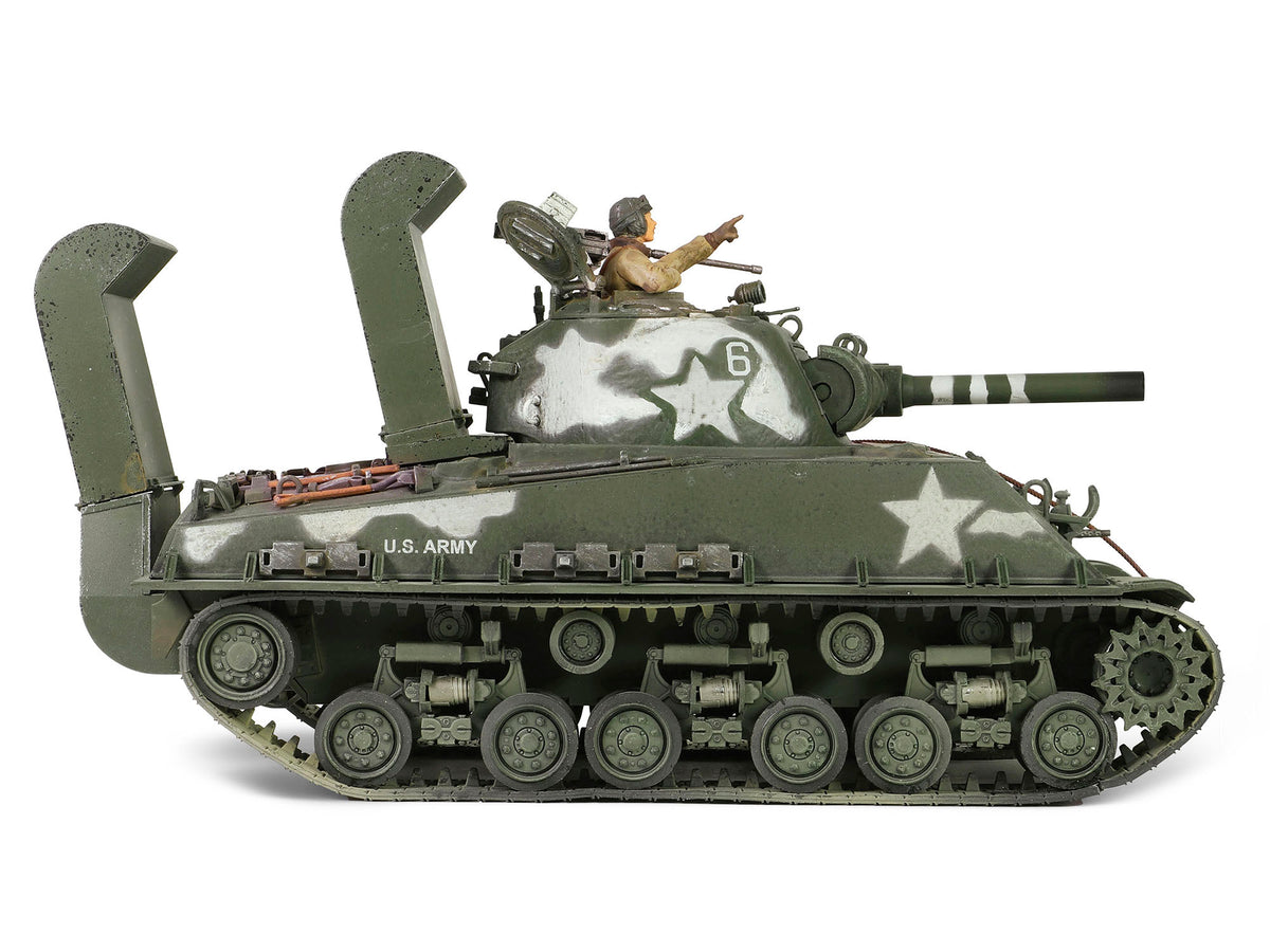 Sherman M4 (105) Howitzer Medium Tank 'US Army 711th Tank Battalion Okinawa' (1945) 'Engine Plus' Series 1/32 Diecast Model by Metal Proud