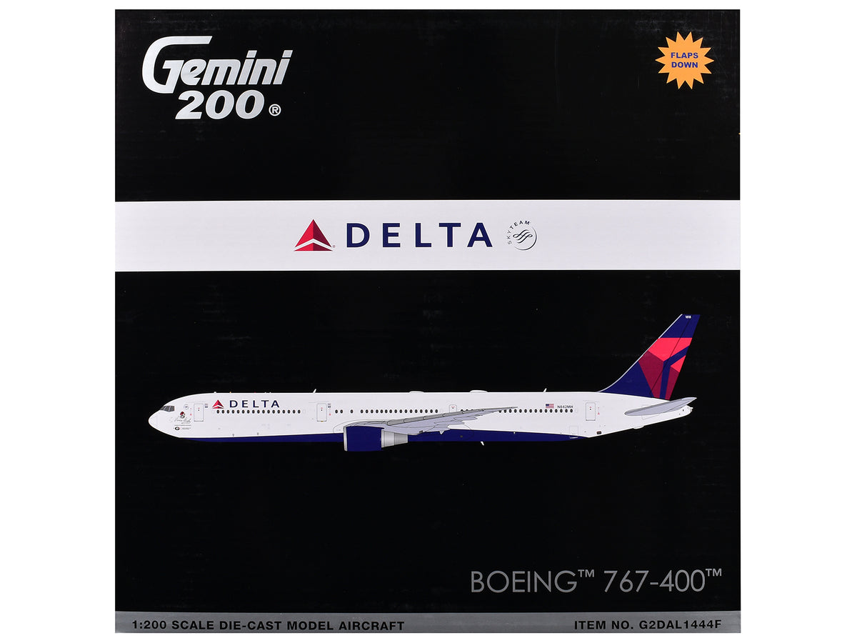 Boeing 767-400ER Commercial Aircraft with Flaps Down 'Delta Air Lines' (N482MH) White with Blue and Red Tail 'Gemini 200' Series 1/200 Diecast Model Airplane by GeminiJets