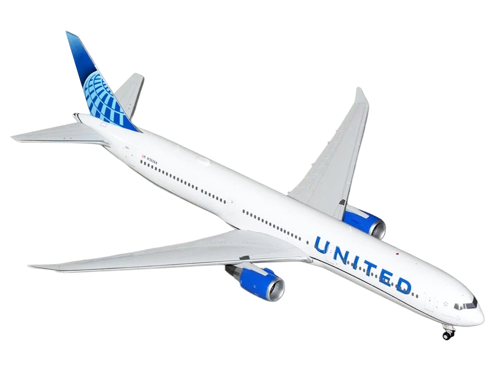 Boeing 767-400 Commercial Aircraft 'United Airlines' (N76064) White with Blue Tail Graphics 'Gemini 200' Series 1/200 Diecast Model Airplane by GeminiJets