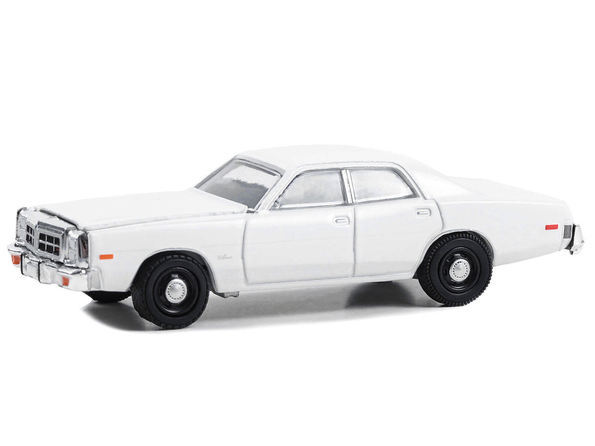 1977-78 Dodge Monaco Police Pursuit White 'Hot Pursuit - Hobby Exclusive' Series 1/64 Diecast Model Car by Greenlight