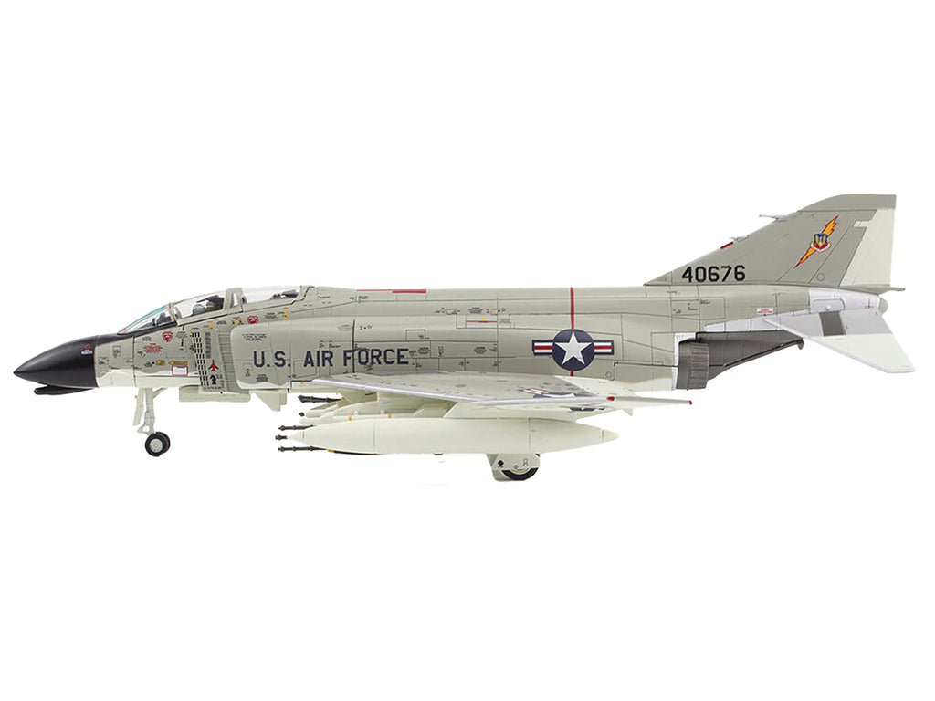 McDonnell Douglas F-4C Phantom II Fighter-Bomber Aircraft '45th TFS Ubon Thailand' (1965) United States Air Force 'Air Power Series' 1/72 Diecast Model by Hobby Master