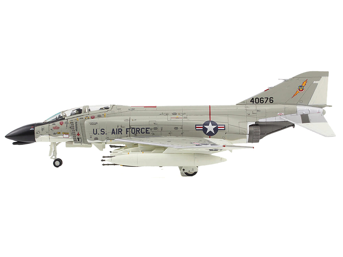 McDonnell Douglas F-4C Phantom II Fighter-Bomber Aircraft '45th TFS Ubon Thailand' (1965) United States Air Force 'Air Power Series' 1/72 Diecast Model by Hobby Master
