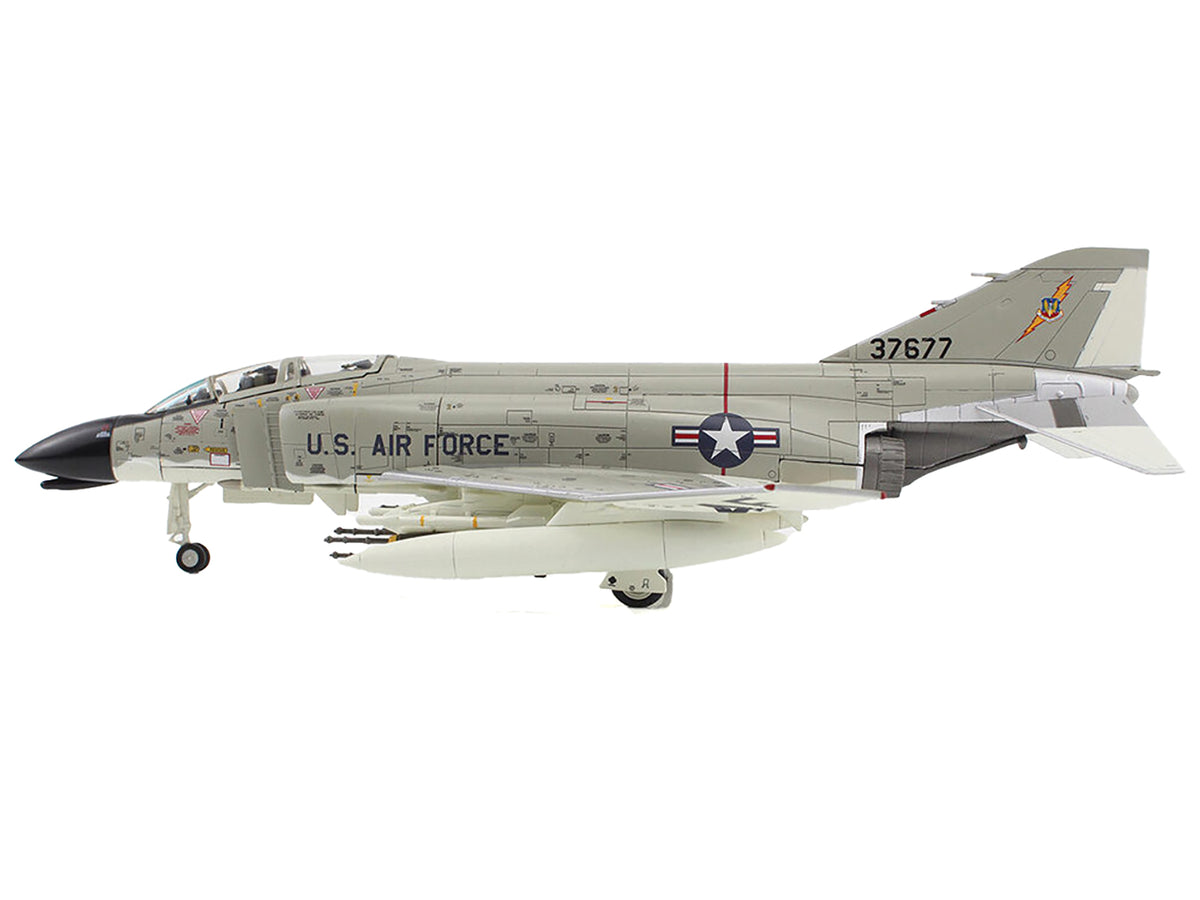 McDonnell Douglas F-4C Phantom II Fighter-Bomber Aircraft '433rd TFS 8th TFW Ubon Thailand' (1966) United States Air Force 'Air Power Series' 1/72 Diecast Model by Hobby Master