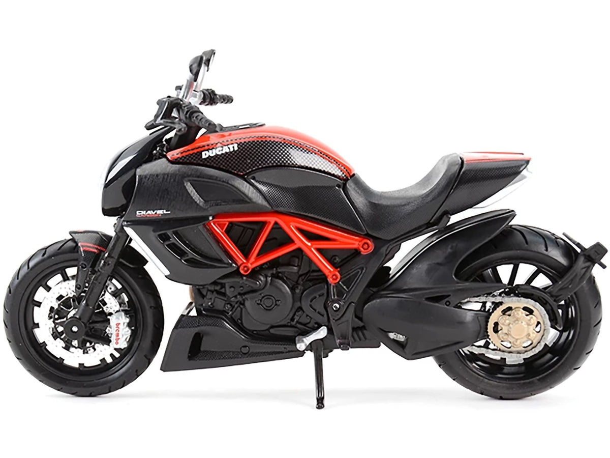 Ducati Diavel Red and Carbon 1/12 Diecast Motorcycle Model by Maisto